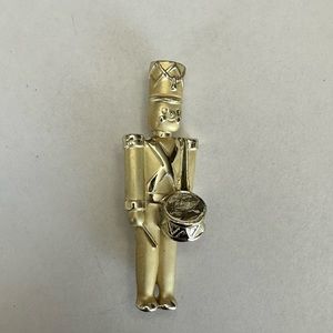 Womens vintage brushed gold tone‎ Christmas toy soldier brooch pin